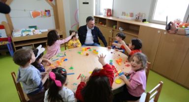 Başkan Sandal 23 Nisan'ı çocuklarla karşıladı