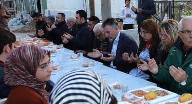 Başkan Sandal, depremzedelerle iftarda buluştu
