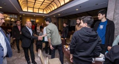 Başkan Soyer sahurda depremzedelerle buluştu