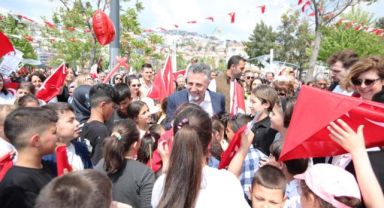 Bayraklı'da binlerce çocukla 23 Nisan coşkusu!