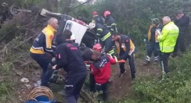 Bayram tatili için yola çıkan minibüs devrildi: 13 yaralı