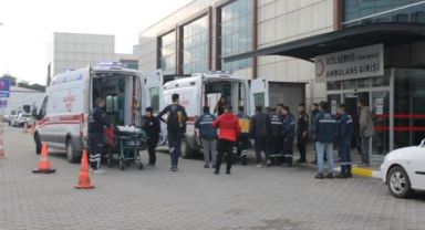 Biga'da fabrika işçilerini taşıyan otobüs devrildi: 17 işçi yaralandı