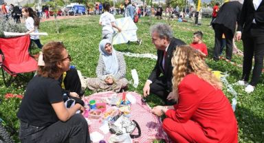 Bornova’da gökyüzü uçurtmalarla renklendi