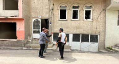 Canını hiçe sayarak girdiği ağır hasarlı binanın penceresinden düştü