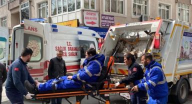 Çöp kamyonu ile kamyonet çarpıştı: Belediye işçisi yaralandı