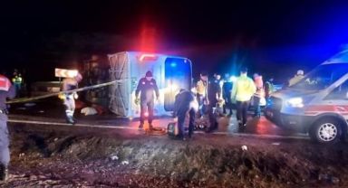 Deprem bölgesinden dönen belediye personellerini taşıyan otobüs devrildi: 3 ölü, 14 yaralı