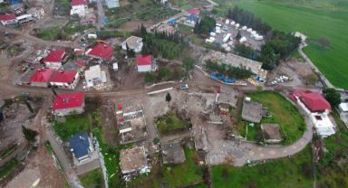 Depremin vurduğu köyde 94 ev çöktü, 17 kişi öldü