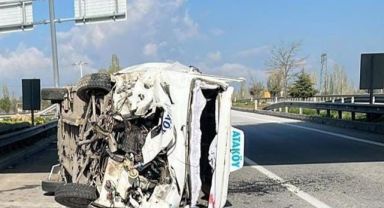 Devrilen minibüste 4 kişi yaralandı