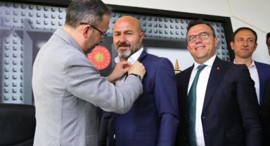 Emekli olan itfaiyeciye AK Parti rozetini Bakan Kasapoğlu taktı