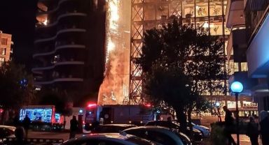 Folkart Sitesi'nde yangın: Bazı vatandaşlar yangından kurtarmak için balkondan atladı