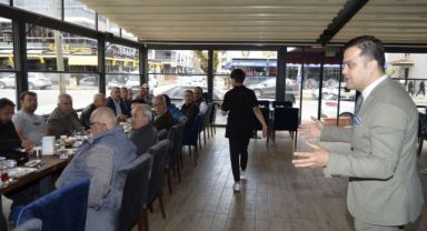 Genç siyasetçi, muhtarlarla kahvaltıda bir araya geldi