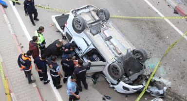 Hafif ticari araç alt geçide düştü: 2 ölü, 1 yaralı