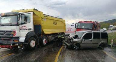 Hafif ticari araçla kamyon çarpıştı: 7 yaralı