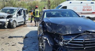 iki araç kafa kafaya çarpıştı: 7 yaralı