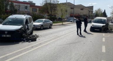 İki araç kafa kafaya çarpıştı: 8 yaralı
