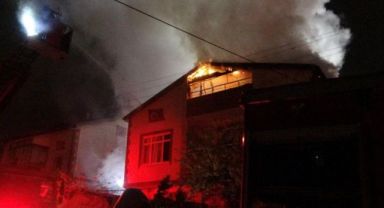 İki katlı binanın çatısı alev alev yandı