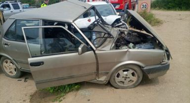 İki otomobil kafa kafaya çarpıştı: 1’i ağır toplam 6 kişi yaralandı