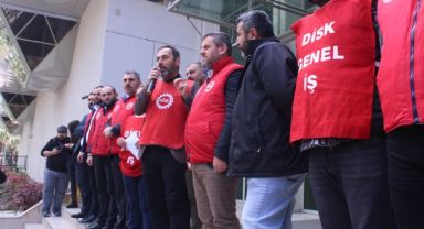 İşçiler 3 saat iş bıraktı, belediye önünde eylem yaptı
