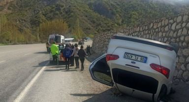 İstinat duvarına çarpan otomobil takla attı: 4 yaralı