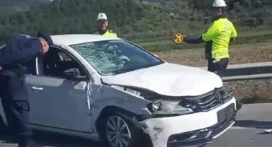 İzmir'de feci kaza: Araçtan inerken otomobilin çarptığı adam hayatını kaybetti
