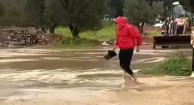 İzmir'de sağanak yağış caddeleri göle çevirdi