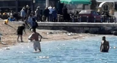 İzmir'de sıcak havayı fırsat bilenler denize girdi