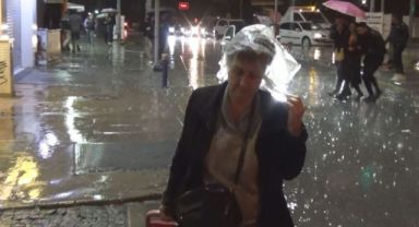 İzmir’i nisan ayında sağanak vurdu