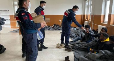 İzmir jandarması 32 göçmen ve 1 insan kaçakçısı yakaladı