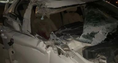 Kamyonete arkadan çarpan otomobil hurdaya döndü: 1'i ağır 2 yaralı