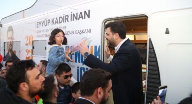 Karşıyaka'da, AK Parti Gençlik Kolları'ndan coşku dolu 23 Nisan Şenliği