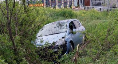 Kazada yola düşen direkten kaçan otomobil takla attı: 1 yaralı