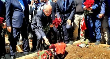 Kılıçdaroğlu, depremzedelerin mezarına karanfil bıraktı