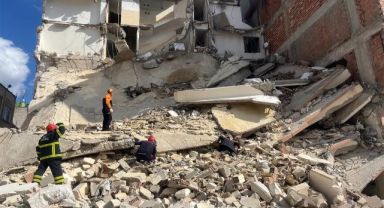 Kilis'te ağır hasarlı bir bina çöktü