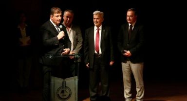 Komünist Osman, Karşıyaka'da ayakta alkışlandı