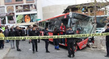 Kontrolden çıkan belediye otobüsü duvara çarptı: 10 yaralı