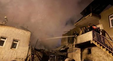 Köydeki 3 ev, 6 ahır ve 4 samanlık yandı