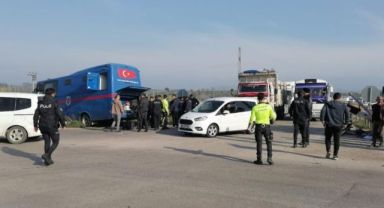 Manisa'da cezaevi nakil aracı tırla çarpıştı: 6'sı asker 9 yaralı