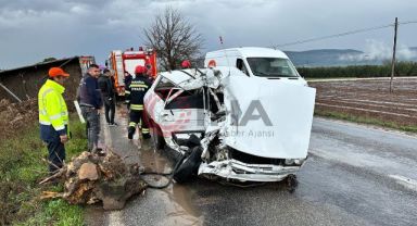 Manisa'da kamyonla otomobil kafa kafaya çarpıştı: 2 ölü