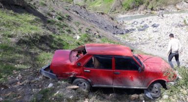 Mıcıra kapılan otomobil şarampole yuvarlandı: 2'si ağır 5 yaralı