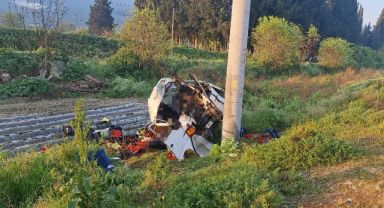 Minibüs elektrik direğine çarptı: 2 ölü, 1 yaralı