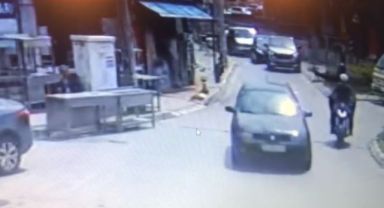 Motosikletli saldırganların 3 kişiyi yaraladığı anlar kameraya yansıdı