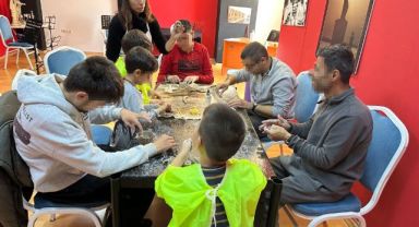 Narlıdere'de otizimli bireylere sanatla terapi 