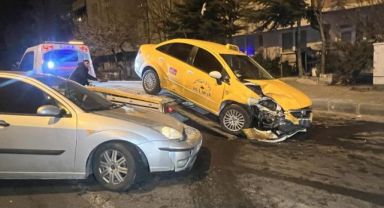 Nevşehir'de ticari taksi ile otomobil çarpıştı: 3 yaralı