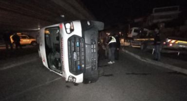 Otobüsle çarpışan ambulans yan yattı: 3 yaralı