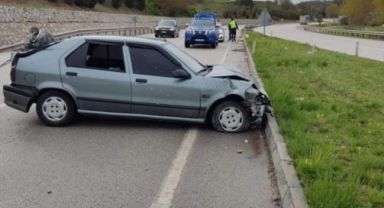 Otomobil bariyerlere çaptı: 2 yaralı