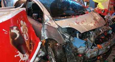 Otomobil bir dükkanın manav reyonuna böyle girdi: 1'i ağır 2 yaralı