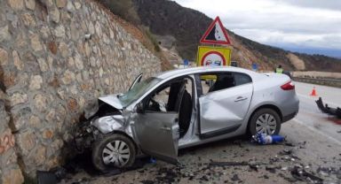 Otomobil ile hafif ticari araç çarpıştı: 3 ölü, 2 yaralı