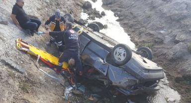 Otomobil sulama kanalına uçtu: Anne ve oğlu öldü