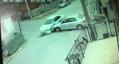 Otomobil yokuştan aşağı savrularak bina duvarına çarptı