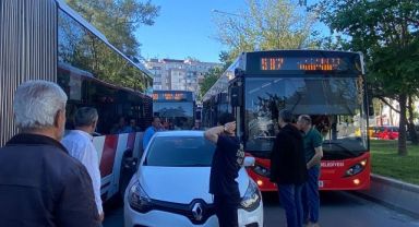 Otomobil yolcu otobüsleri arasında sıkıştı